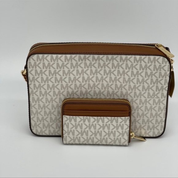 Michael Kors EW Crossbody Bag & Case Card - Picture 3 of 15